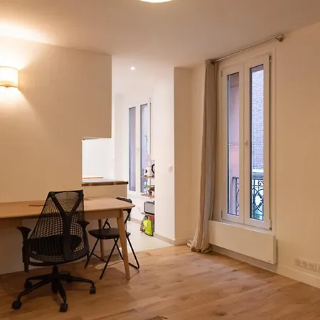 Charming In Montmartre باريس